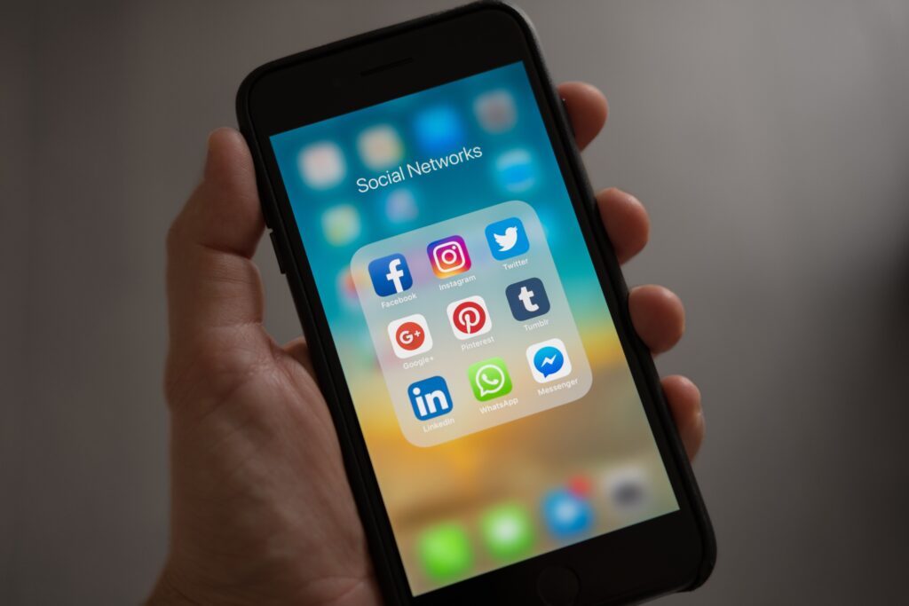 redes sociales y telefono
